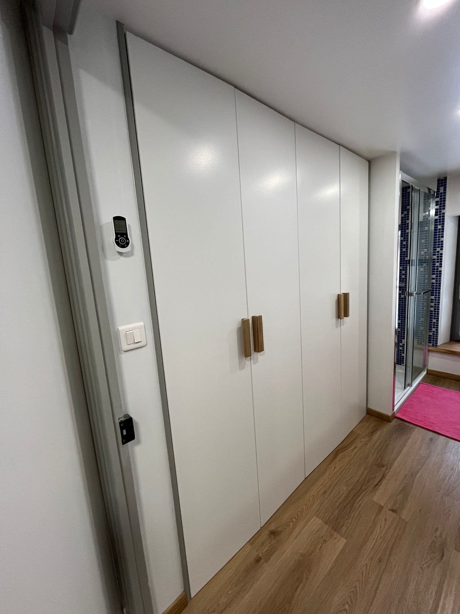 Placard sur mesure salle de bain en medium peint avec poignées chêne