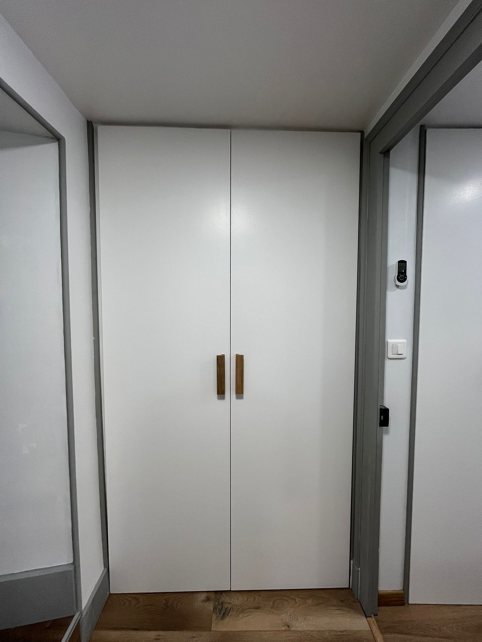 Placard sur mesure couloir en medium peint avec poignées chêne