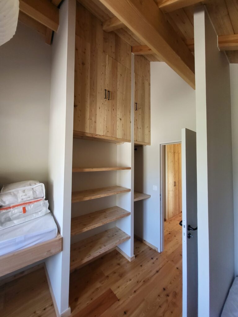 Etagères-sur-mesure-menuiserie-alpes