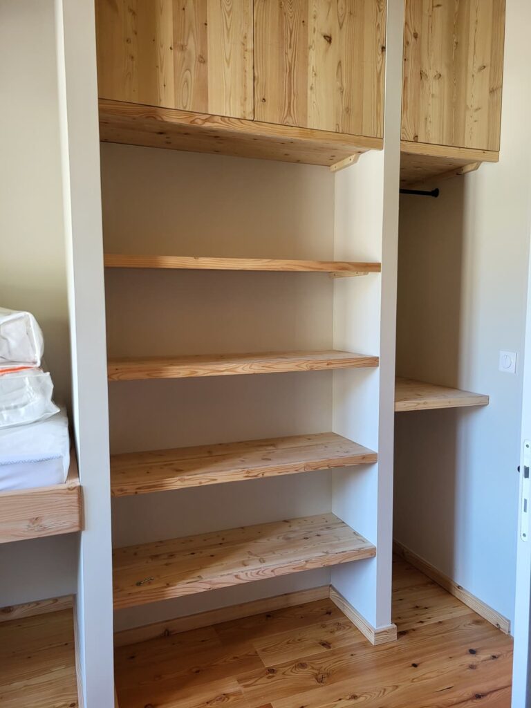 Etagères-sur-mesure-menuiserie-alpes
