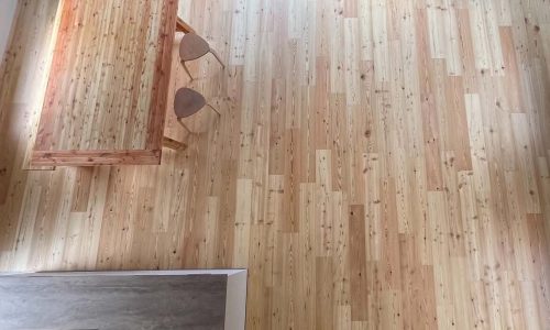 Magnifique pièce à vivre avec parquet mélèze de pays